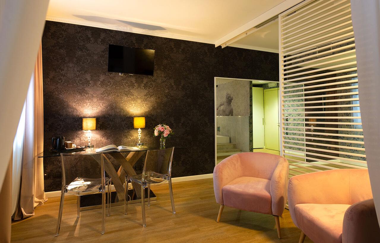 Suite — 4